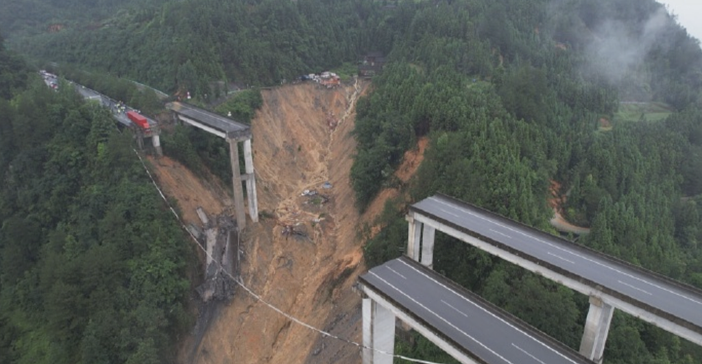 贵州连日暴雨桥梁断！“货车车头悬空”惊人画面曝光（视频/组图） - 2