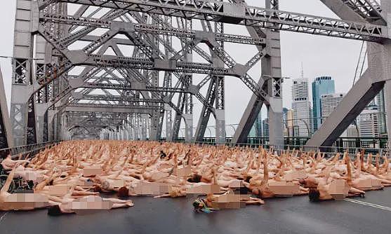 澳洲海滩3000人裸体!上演狂野场面!数千男女集体脱光!只为…(组图) - 7