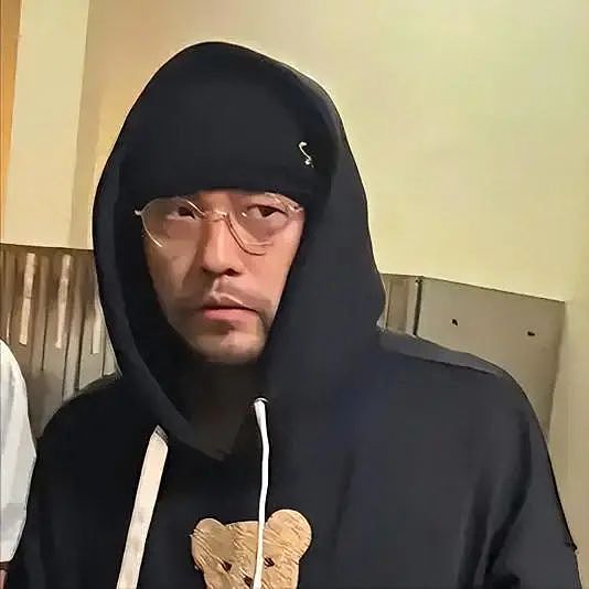 周杰伦近况曝光！病痛缠身走路靠搀扶，上厕所都需人帮忙（组图） - 3