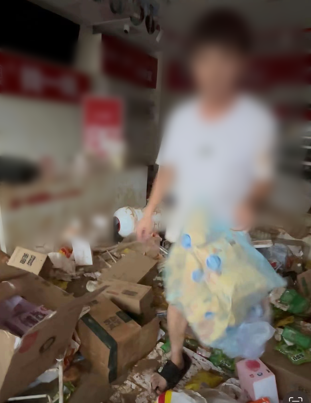 广东暴雨零食店遭哄抢，最寒心的一幕出现了…（组图） - 4
