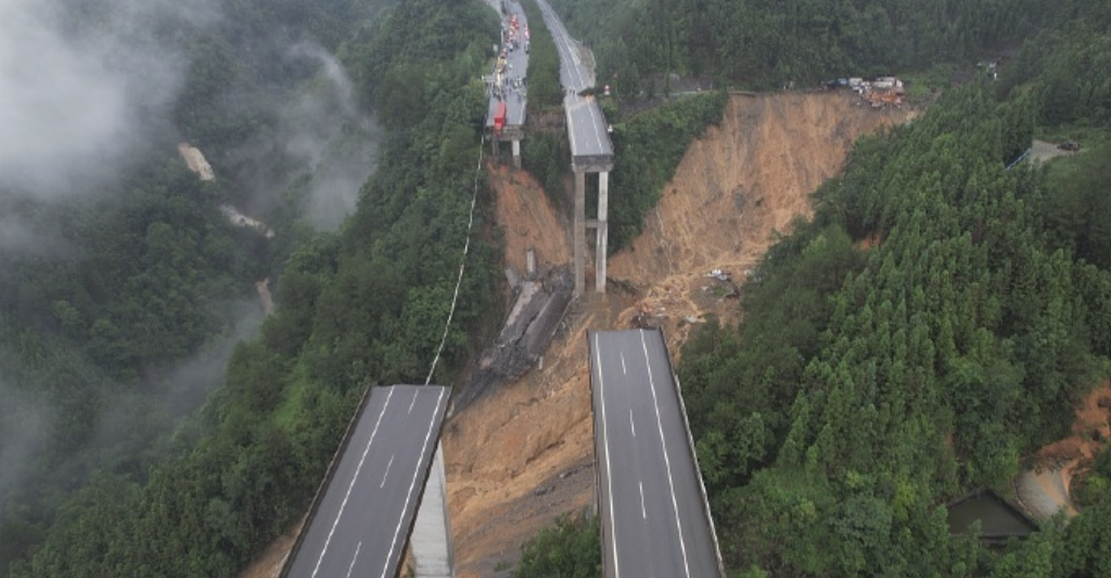 贵州连日暴雨桥梁断！“货车车头悬空”惊人画面曝光（视频/组图） - 1