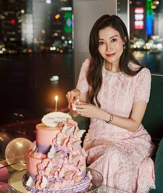 李嘉欣生日派对惊艳全场，深V礼服完美身材，网友：岁月不败美人（组图） - 1