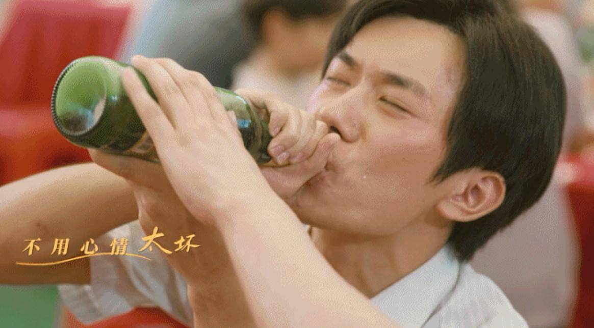 易烊千玺与赵又廷黄觉聚餐!喝白酒小脸通红,桌上饭菜引热议(组图) - 10