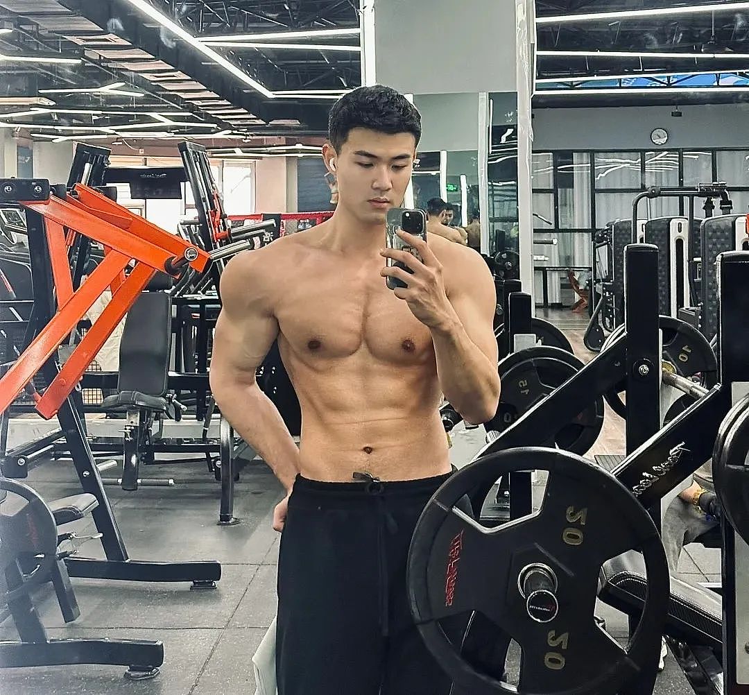 【帅哥】26岁法学硕士健身博主，饱满胸肌硬朗腹肌，这身肌肉在果冻海里镀上蜜糖更诱人（组图） - 8