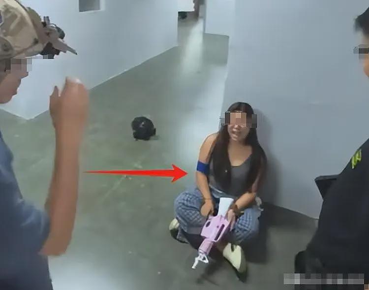 微胖女生玩真人CS破防开枪扫射路人,嘴脸爆火后“黑料”被扒又是抑郁症…(组图) - 22