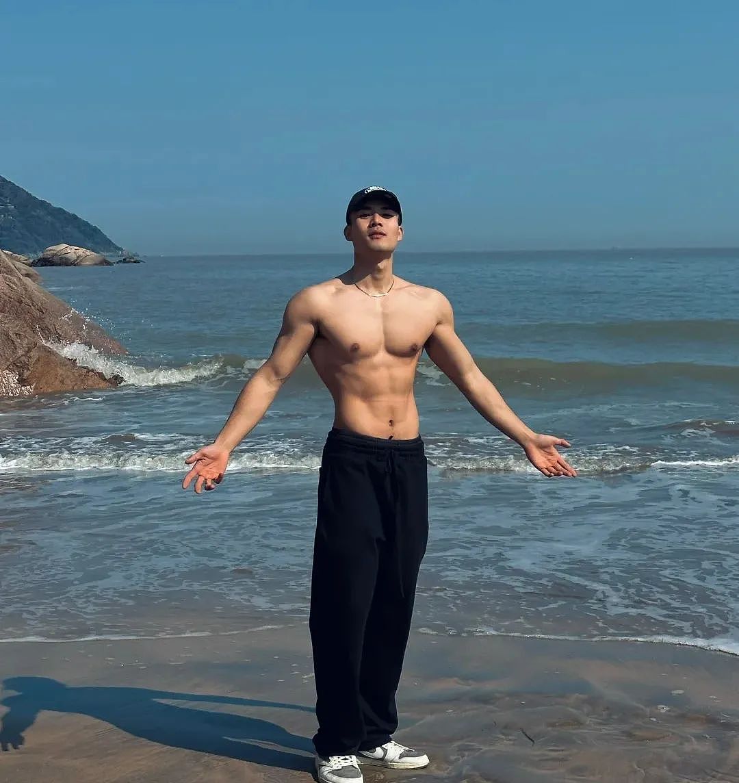 【帅哥】26岁法学硕士健身博主，饱满胸肌硬朗腹肌，这身肌肉在果冻海里镀上蜜糖更诱人（组图） - 25