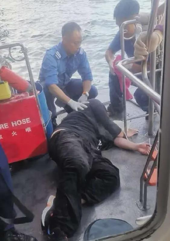 “香港顶流”姜涛意外坠海，被救画面曝光，本人瘫软如泥肚腩好大（组图） - 3
