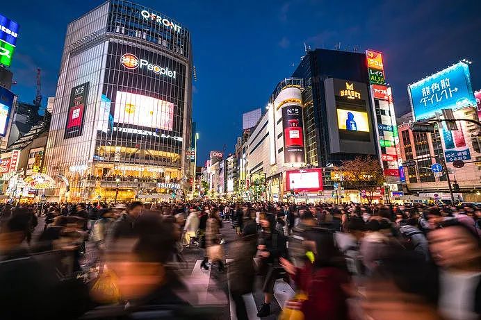 东京涩谷外国人混战，打架劝架都是外国人，日本人看傻眼了（组图） - 2