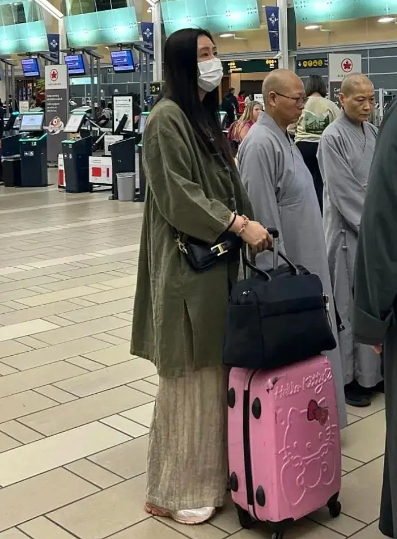 58岁王祖贤机场被偶遇， 盛世美颜全毁？3个字亲曝近况！ 网上炸了（组图） - 5