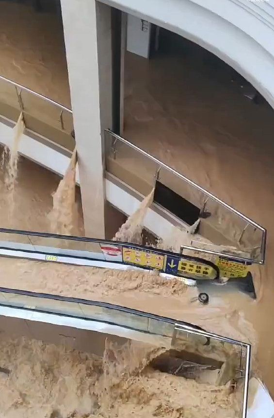 贵州榕江洪水灌入商场如瀑布,商户:短短几分钟即涨水(视频/组图) - 1