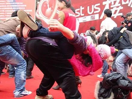 国内商场接吻大赛把老外吓傻了，有网友看过表示想要入赘（组图） - 9