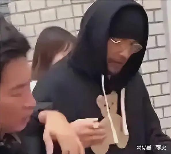不死癌症击倒周杰伦,音乐天才被疾病困扰,简单动作都成挑战(组图) - 3
