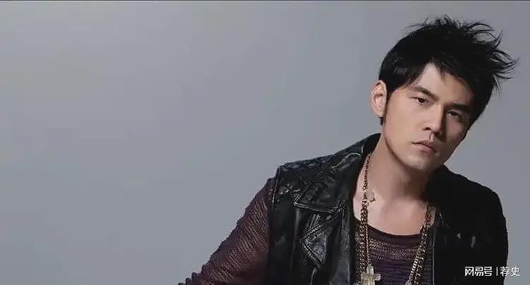 不死癌症击倒周杰伦,音乐天才被疾病困扰,简单动作都成挑战(组图) - 8