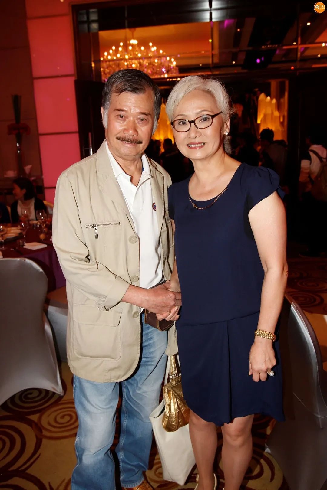 香港著名演员坠亡,疑自杀,和明星妻子的爱情羡煞旁人,一众明星悼念(组图) - 1