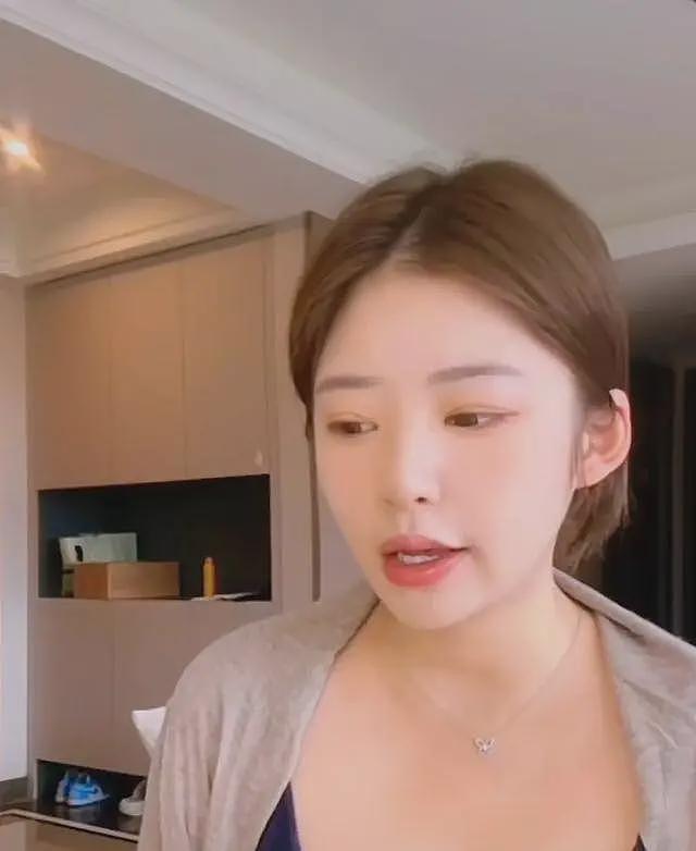 黄一鸣称王思聪现在是油腻大叔,不好撩妹,所以女友换的不勤(组图) - 3