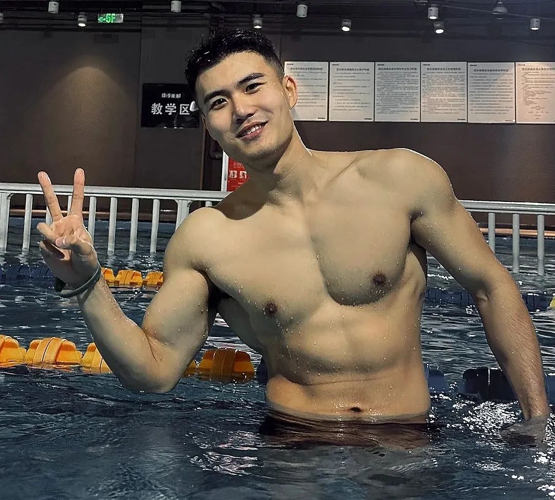 【帅哥】26岁法学硕士健身博主，饱满胸肌硬朗腹肌，这身肌肉在果冻海里镀上蜜糖更诱人（组图） - 23