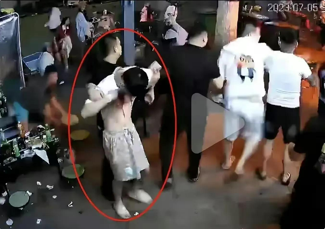 小伙打架后道歉被对方剪刀扎胸口捅死,现场堪比唐山打人案看怕我了…(视频/组图) - 5