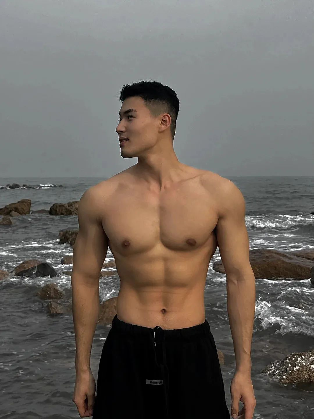 【帅哥】26岁法学硕士健身博主，饱满胸肌硬朗腹肌，这身肌肉在果冻海里镀上蜜糖更诱人（组图） - 22