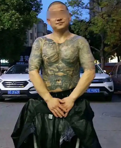 小伙打架后道歉被对方剪刀扎胸口捅死,现场堪比唐山打人案看怕我了…(视频/组图) - 16