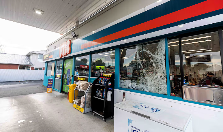宜家首店招聘扩大至500人,7月11日互动广告亮相东区;奥克兰铁路确认关闭;超市错认顾客为贼,基督城一夜两起砸抢(组图) - 12