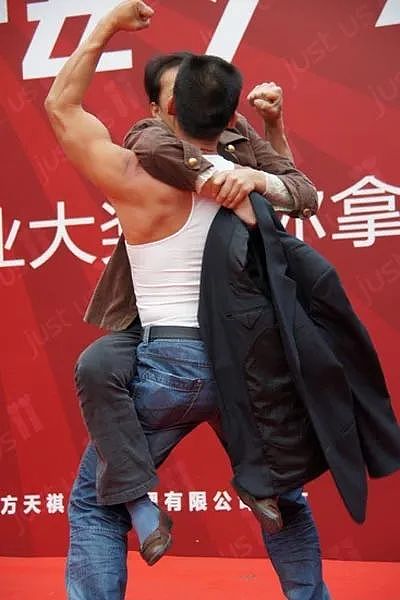 国内商场接吻大赛把老外吓傻了，有网友看过表示想要入赘（组图） - 4