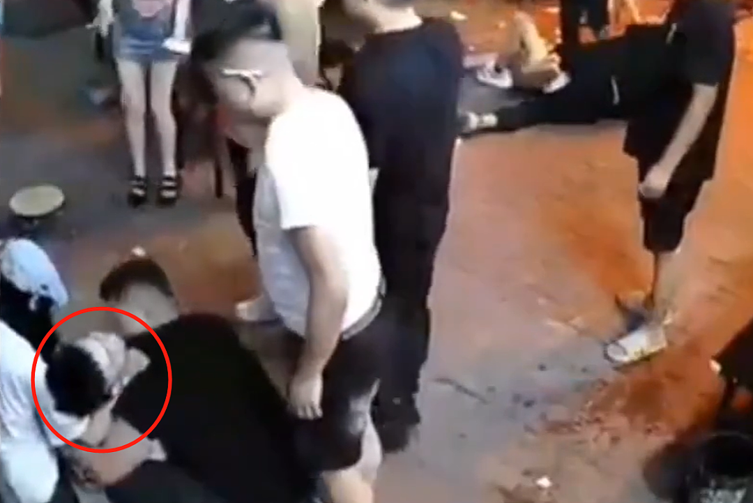 小伙打架后道歉被对方剪刀扎胸口捅死,现场堪比唐山打人案看怕我了…(视频/组图) - 8