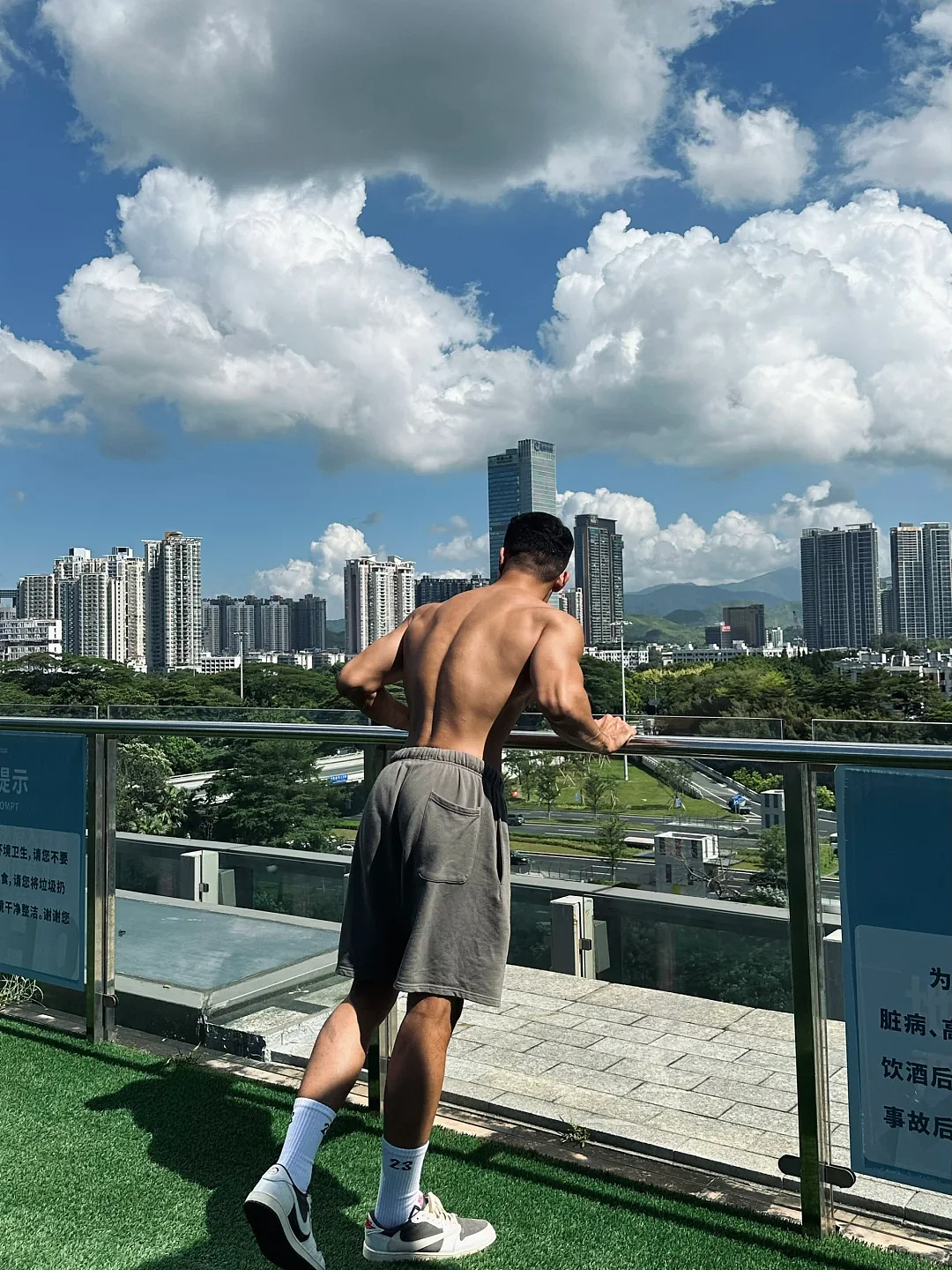 【帅哥】26岁法学硕士健身博主，饱满胸肌硬朗腹肌，这身肌肉在果冻海里镀上蜜糖更诱人（组图） - 32