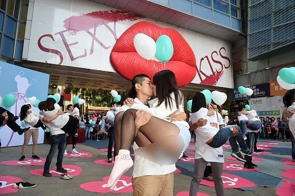 国内商场接吻大赛把老外吓傻了，有网友看过表示想要入赘（组图） - 18