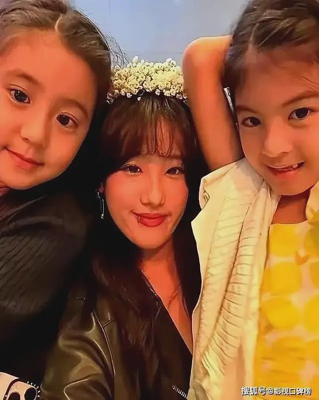 贾静雯女儿晒出美照，梧桐妹摘掉鼻环把头发染黑，素颜神似后爸（组图） - 16