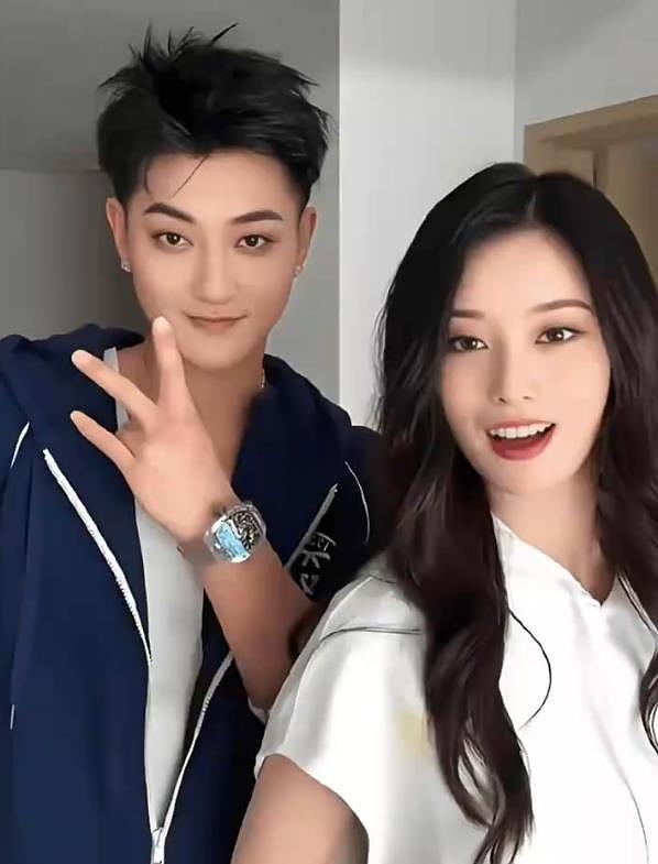 黄子韬徐艺洋孩子首次曝光：徐妈妈温柔抱着婴儿，满脸的宠溺和灿笑（组图） - 2