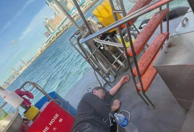“香港顶流”姜涛意外坠海，被救画面曝光，本人瘫软如泥肚腩好大（组图） - 2