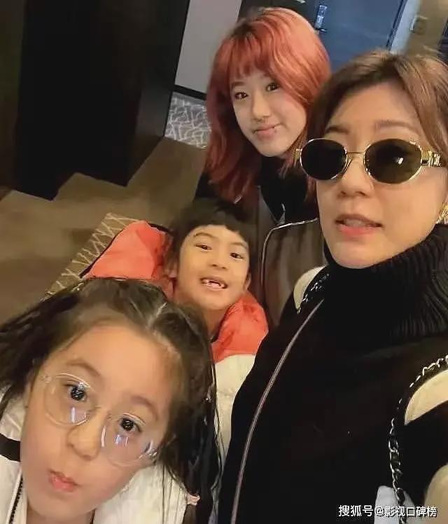 贾静雯女儿晒出美照，梧桐妹摘掉鼻环把头发染黑，素颜神似后爸（组图） - 13