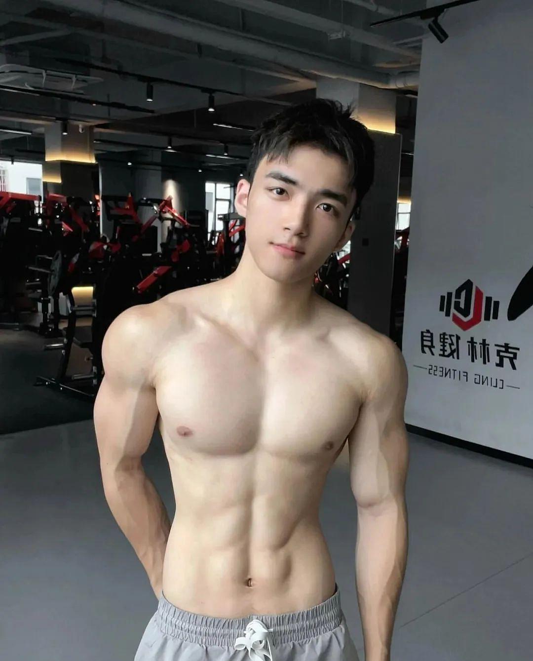 【帅哥】深圳188cm健身男大奶萌脸、爆青筋肌肉谁顶得住(组图) - 6