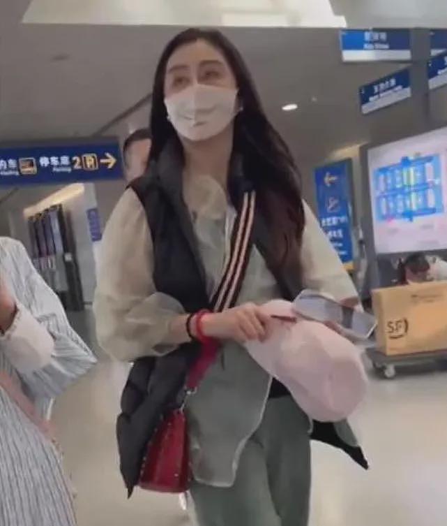 58岁王祖贤机场被偶遇， 盛世美颜全毁？3个字亲曝近况！ 网上炸了（组图） - 11