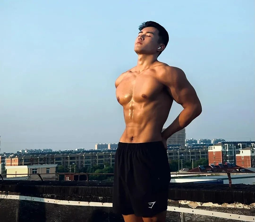【帅哥】26岁法学硕士健身博主，饱满胸肌硬朗腹肌，这身肌肉在果冻海里镀上蜜糖更诱人（组图） - 30