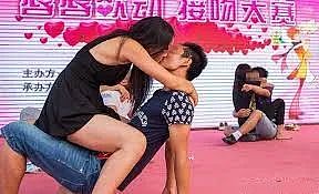 国内商场接吻大赛把老外吓傻了，有网友看过表示想要入赘（组图） - 3
