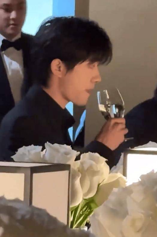 易烊千玺与赵又廷黄觉聚餐!喝白酒小脸通红,桌上饭菜引热议(组图) - 9