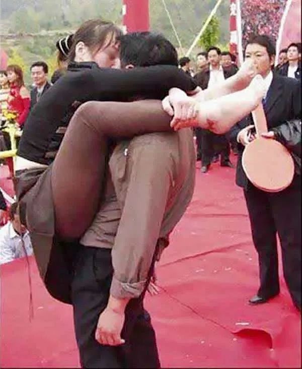 国内商场接吻大赛把老外吓傻了，有网友看过表示想要入赘（组图） - 1