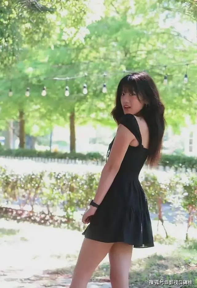 贾静雯女儿晒出美照，梧桐妹摘掉鼻环把头发染黑，素颜神似后爸（组图） - 4