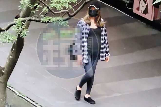 许玮宁孕肚照首曝光！肚大如箩穿瑜伽裤逛街，邱泽遇横财入账过亿（组图） - 1