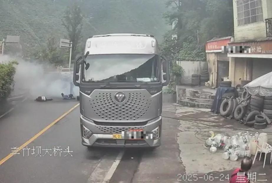 一车辆爆胎致1死2伤，监控显示有人被直接弹飞在地（组图） - 1