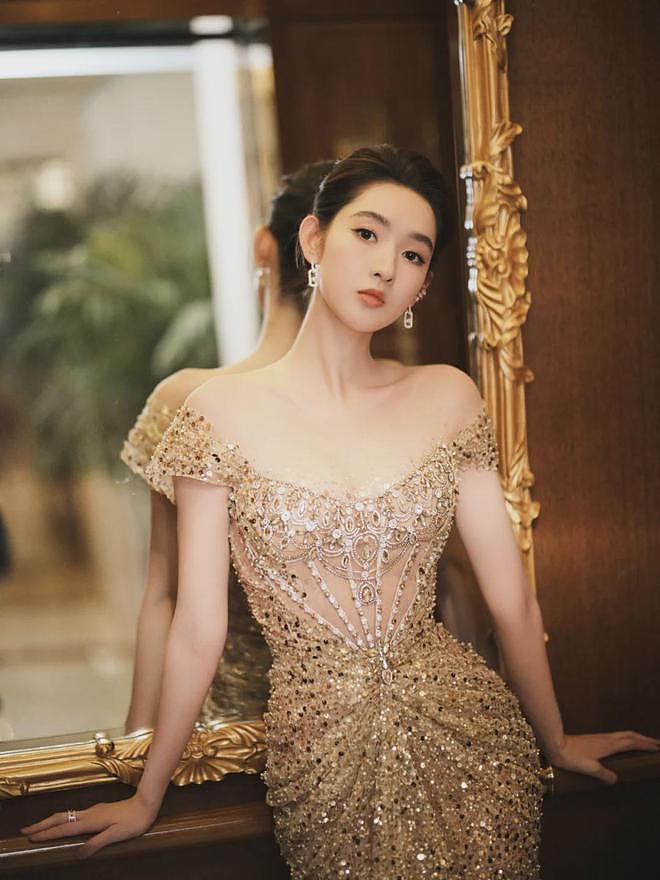 【美女】她真空穿深V鱼尾裙,低胸迷人曲线,酥胸半露,尽显女神范儿(组图) - 3