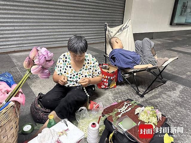 成都“栀子花娘娘”带脑瘫儿摆地摊感动全网,有人专程坐地铁来买花(组图) - 1