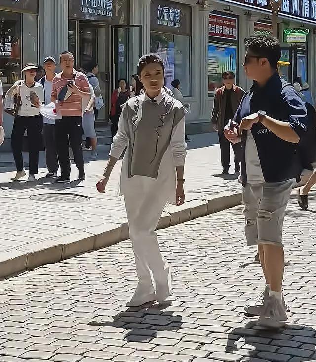 央视主持周涛近照流出，面相凶狠眼神犀利，网友：亲和感哪去了？（组图） - 9