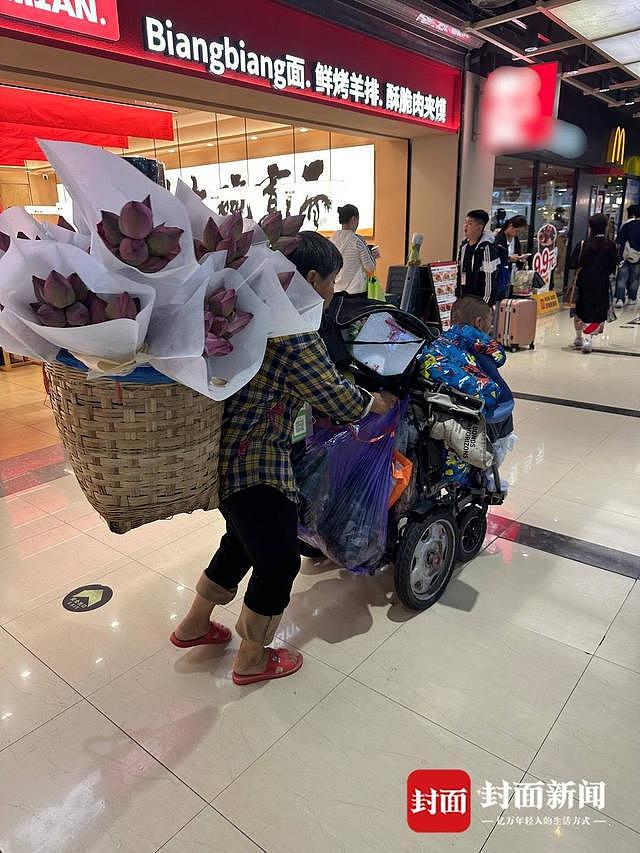 成都“栀子花娘娘”带脑瘫儿摆地摊感动全网,有人专程坐地铁来买花(组图) - 2