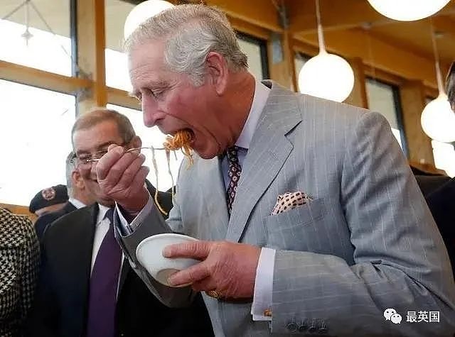 牙膏必须1英寸、浴缸水位需精准？查尔斯难伺候到“离谱”，却心甘情愿被孙子当玩具抠眼睛（组图） - 10