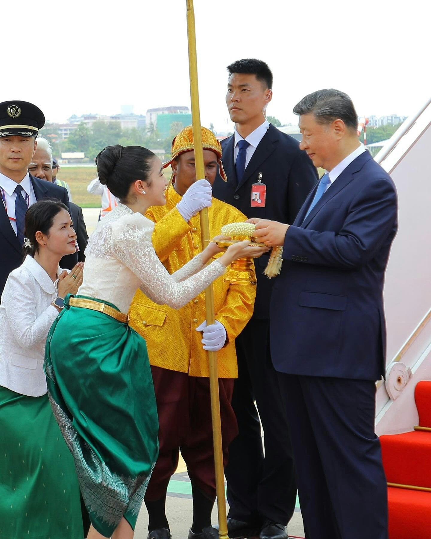 曾为习近平唱中文歌!柬埔寨珍娜公主惊现深圳,遛机械狗吃椰子鸡(组图) - 2