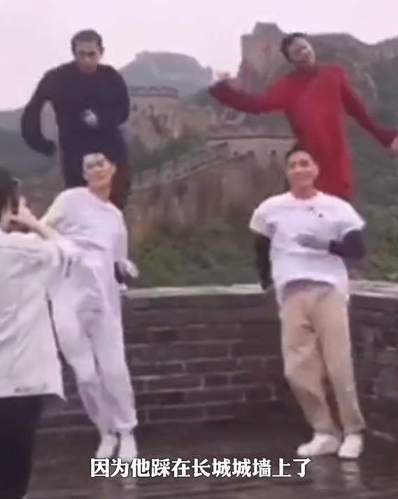 明星又搞特殊？韩雪打卡古建筑使用强光灯，董宇辉印小天也曾被骂（组图） - 22