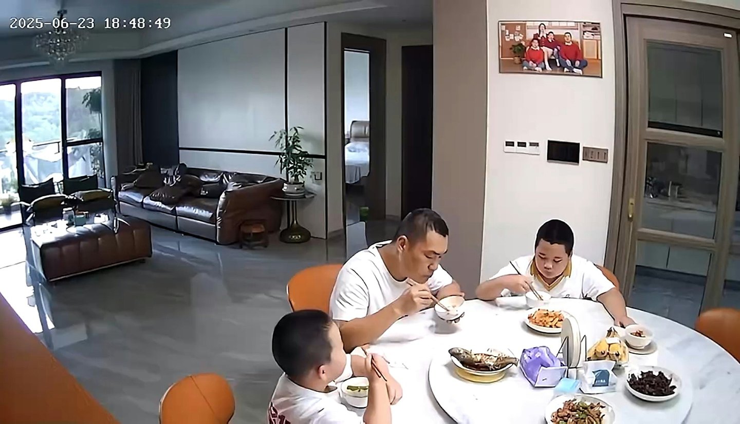 男童地震逃生时仍不忘大口扒饭影片曝!父亲:天生有点搞笑基因(视频/组图) - 1