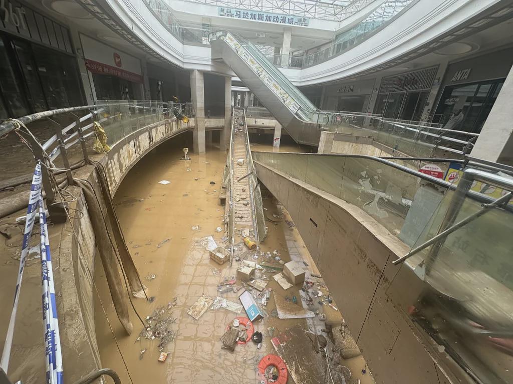 探访贵州榕江最大商场：洪水倒灌负一楼，仍需一两天才能抽完（组图） - 5